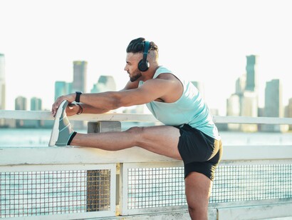 Riscaldamento: lo stretching prima dell'attività finisca evita di incorrere in dolori o infortuni dovuti a posture sedentarie mantenute troppo a lungo e/o a un corpo “freddo”