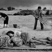 Cristina García Rodero, En las eras, Escober, 1988. Courtesy of Museo de Arte Abstracto Español