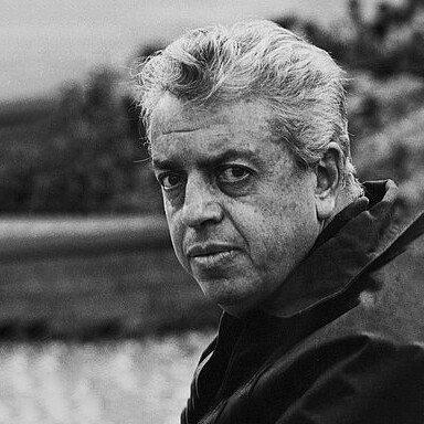 Relámpagos de agosto, de Jorge Ibargüengoitia, desmonta la solemnidad del poder con humor y crítica mordaz, ridiculizando a los caudillos de la Revolución Mexicana