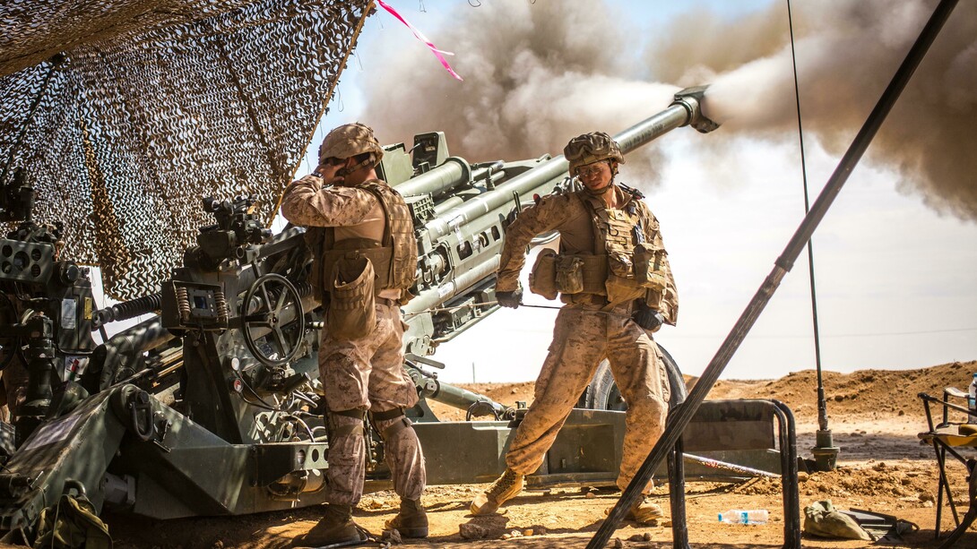 Soldados americanos accionan el obús M777 en su ayuda a las Fuerzas Democráticas Sirias en la ofensiva de Raqqa, marzo de 2007