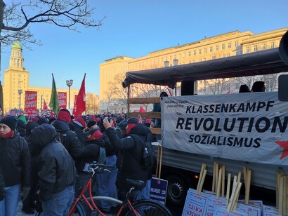 La izquierda conmemora la muerte de Karl Liebknecht y Rosa Luxemburg, 2026. Puerta de Fráncfort, Berlín, Alemania