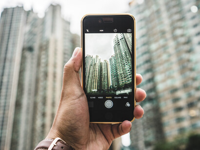 ChatGPT e immagini. Caricando o scattando una foto direttamente da ChatGPT, il sistema è in grado di identificare, descrivere dettagliatamente l'immagine e rispondere a domande o quesiti su di essa, ad esempio sui monumenti di una nuova città o Paese