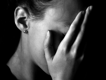 Acercamiento al rostro de una mujer deprimida