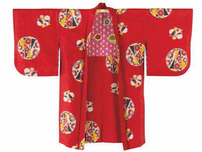 Kimono rosso, Mostra Kimono, Riflessi d'arte tra Giappone e Occidente, Museo del Tessuto. Courtesy Museo del Tessuto di Prato