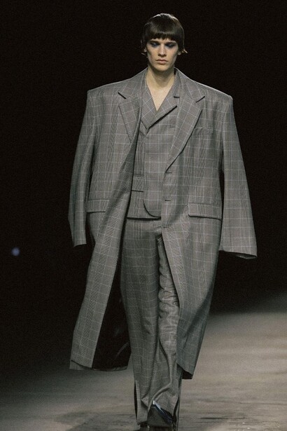 Pitti Uomo 105, Firenze, Italia. Una collezione meno vistosa del solito, ma con la tipica colorazione dai  contorni indefiniti, che rende i vari capi originali e forse ancora più raffinati di quelli visti finora