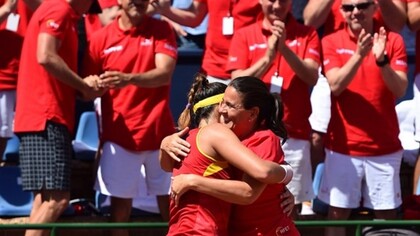 Conchita Martínez y Garbiñe Muguruza celebran el ascenso de España al Grupo Mundial de la Fed Cup