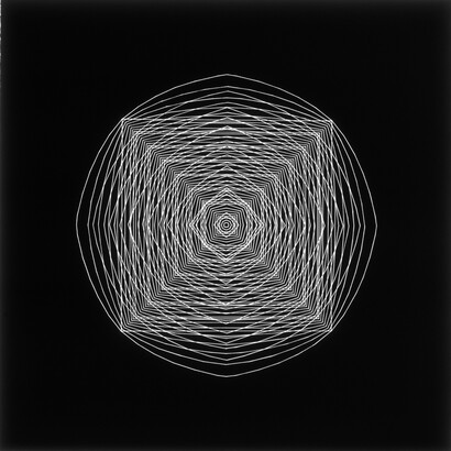 Channa Horwitz, Centered III, 1982, Print on navy blue, 58,4 x 58,4 cm © All rights reserved, Courtesy Estate of Channa Horwitz and Air de Paris, Paris