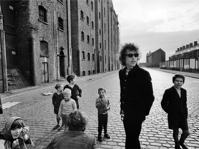 Barry Feinstein, Bob Dylan, Kids on street, Liverpool, 1966 (no.2), ©Barry Feinstein Photography. All rights reserved