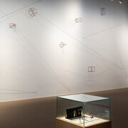 Carlos Garaicoa, La lección de geometría, vista de exhibición. Cortesía de la Galería Pelaires