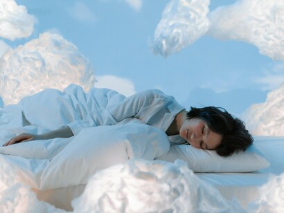 As inovações tecnológicas trouxeram inúmeros benefícios, aplicativos que monitoram o sono, dispositivos que ajustam a iluminação conforme o horário e até óculos com filtros de luz azul. No entanto, nenhuma dessas ferramentas substitui o papel fundamental do descanso natural