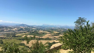 I Sibillini che si scorgono dalle alture non lontano da Torre San Patrizio