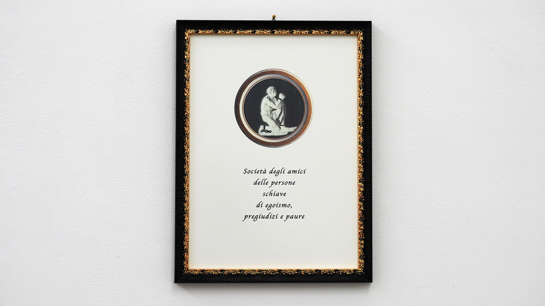 Gea Casolaro
Il mondo a rovescio
2019
45 x 34 cm (con cornice)
Riproduzione modificata del medaglione della Société des amis des Noir (1788) e la scritta “Società degli amici delle persone schiave di egoismo, pregiudizi e paure”. 
Stampa su carta martellata e cornice.


