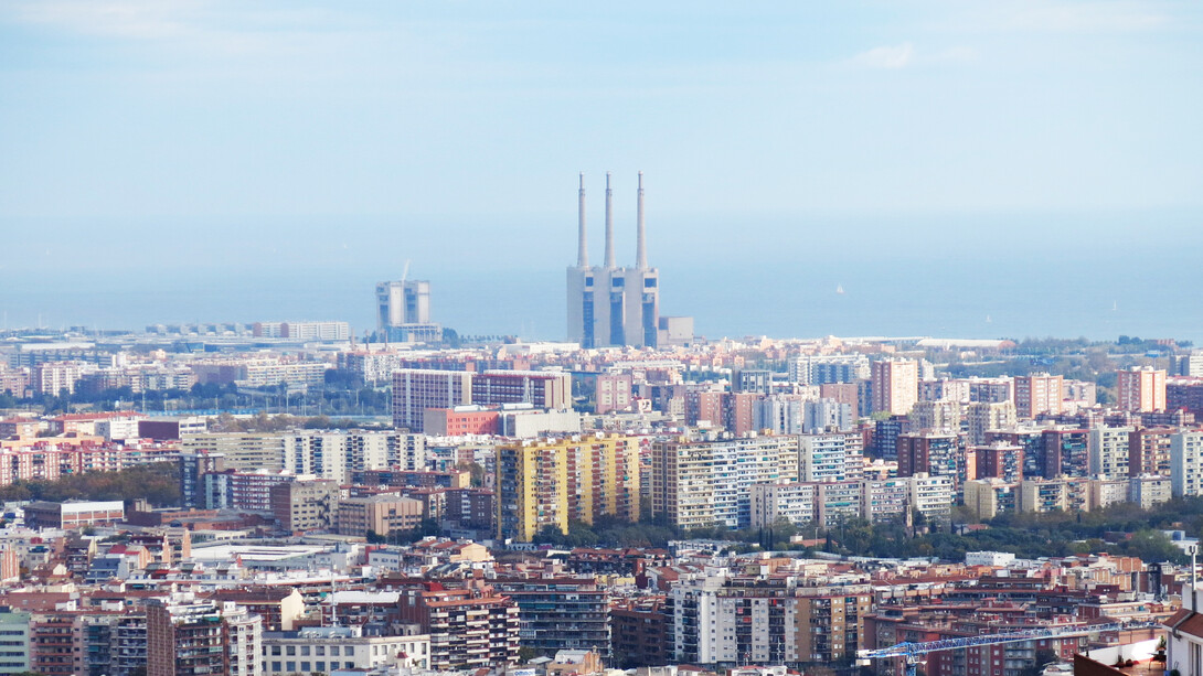 La central térmica del Besòs vista desde el parque del Guinardó, Barcelona, España