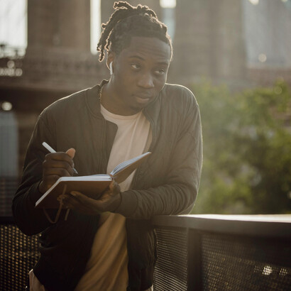 Escritor. Narrar, para mim, significa viver no curto espaço da viagem finita do ser humano