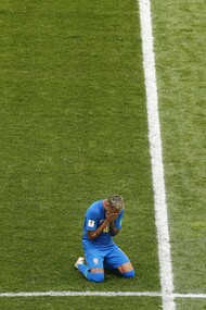 Neymar chora após vitoria contra a Costa Rica