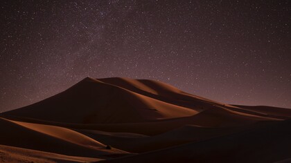 Il deserto dei Tartari. Le metafore di Buzzati sono finestre aperte sull’inafferrabile. La lettura di questo romanzo non è solo un atto di fruizione letteraria, ma un'esperienza emotiva molto forte, in cui lo specchio di Drogo si fa eterno richiamo alla fragilità delle nostre ambizioni e la presenza costante della morte ci invita a far sì che le nostre aspettative non si riducano a futili illusioni