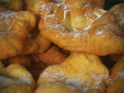 E para quem acha que fritura é só fritura, eu preciso lhe informar que você está praticando um ledo engano, pois não é fritura, e sim um ritual: o tacho, a farinha, o sal, a água que o passarinho não bebe, depois uma homogênea mistura, em seguida os ovos, e aquelas mãos continuam numa bela e arquitetada sova, feito isto, as mesmas mãos agora untadas de azeite trabalham bem a massa até que esta comece a desapegar do tacho, em seguida a divindade é coberta e fica em repouso durante cerca de duas horas, depois munido de uma imaginação sem limites, a massa ganha forma; bolinhas, flores, espirais, e por aí vai…