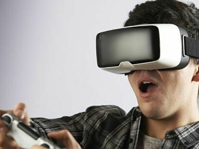 Joven probando unas gafas de realidad virtual