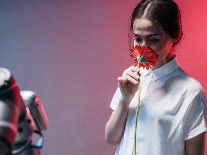 O contraponto de uma arte tecnológica tem sido o efeito para além do visual, mas ainda a necessidade de se deslocar e sentir a matéria