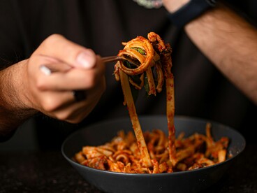 Il ragù è molto più di un semplice sugo: è una preparazione che racchiude storia, tradizione e memoria