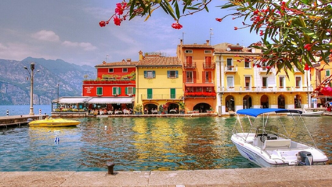 Vista dos comércios na beira do Lago Garda em Verona, Itália