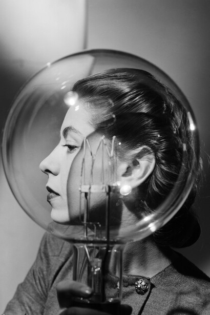 Lee Miller, Model with lightbulb (detail), Vogue studio, Londres, vers 1943. Courtesy of Musée d’Art Moderne de Paris © Lee Miller Archives England 2026. All rights reserved