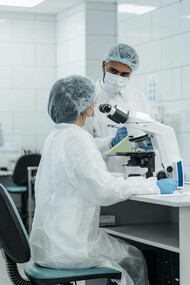 A scientist in the laboratory using AI to create a treatment plan for a patient