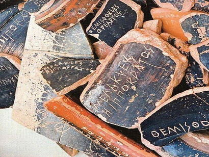 I cocci (ostrakon) venivano usati nell'Antica Grecia per scrivere il nome della persona da ostracizzare