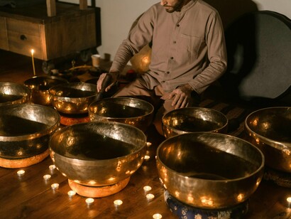 Podemos dizer que o que caracteriza a poesia é uma forma de enunciação que denominamos lírica. Ao contrário dos gêneros em prosa (romance, novela, conto), na poesia lírica não há a presença de um narrador, mas de um eu individualizado que fala no poema, chamado propriamente de eu lírico

