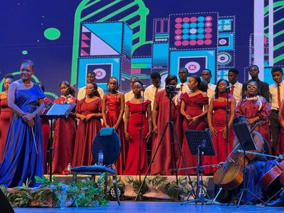 A Orquestra Xiquitsi e o coro ocupam o palco do Centro Cultural Moçambique-China durante o concerto “O Compositor”. A aposta em instrumentos reais e execução ao vivo foi um dos pilares da proposta de Nelson Tivane