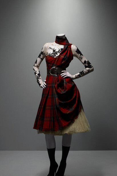 Diseño de Alexander McQueen expuesto en la muestra "Savage Beauty"