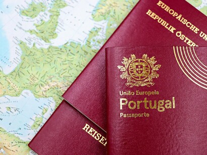 Passaportes. Ao mudar de país, pode surgir a impressão de que deixamos para trás tudo o que construímos, incluindo valores pessoais e raízes culturais. No entanto, esses aspectos continuam conosco, ainda que adaptados ao novo contexto