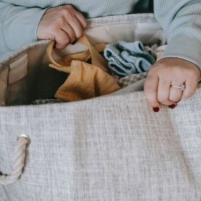Roupas são colocadas em uma sacola que será doada para outras crianças