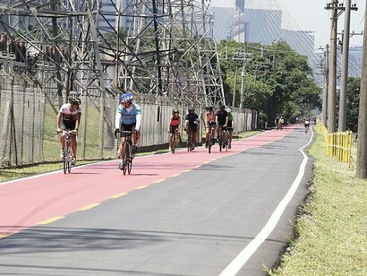Ciclistas pedalam na ciclovia do Rio Pinheiros em São Paulo, Brasil. Alguns amigos ciclistas me indicavam que era um bom lugar para pedalar, entretanto, por questões de parâmetros, parecia difícil acreditar
