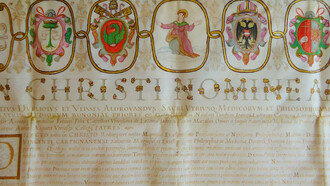 Incipit del diploma di laurea in medicina e filosofia, con il nome d'Ulisse Aldrovandi, pergamena, sigillo di ceralacca con Santa Caterina d'Alessandria, rilasciato dall'Università di Bologna a Lelio Vincenti nel 1587