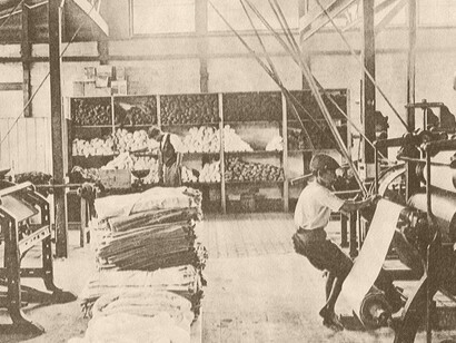 Niño trabajando en el telar de El Laberinto. Foto: Manuel Gómez Miralles