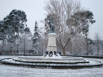 Fuente del Ángel Caído bajo la nieve. Parque del Retiro. Madrid