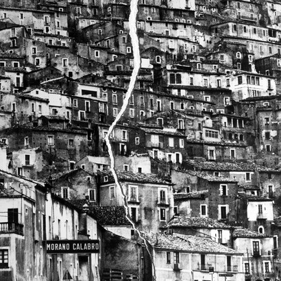 Frattura, 1970, stampa ai sali d’argento su carta baritata con intervento (strappo e sovrapposizione) / silver gelatin. Collezione dell’artista 