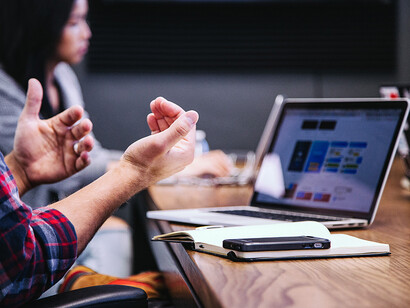 Les comparateurs d’assurances. La fidélisation de la clientèle est une stratégique globale, un ensemble de pratiques visant à satisfaire et à leur donner confiance afin qu’ils ne résilient pas leur contrat pour un mieux-disant