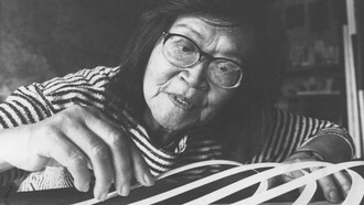 Tomie Ohtake, artista renomada que iniciou sua carreira aos 39 anos, deixou uma marca indelével na arte moderna com sua abordagem inovadora e suas contribuições em pintura, gravura e escultura, tanto no Brasil quanto no Japão. Foto reprodução de Casacor