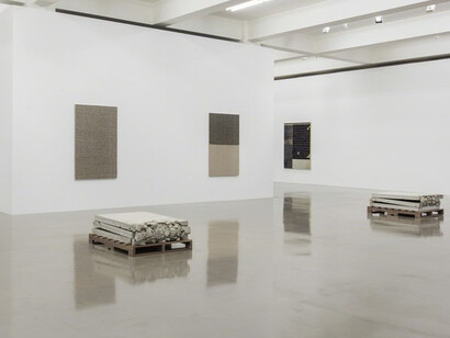 Folds and Faults, Exhibition view. Courtesy of Sprüth Magers
