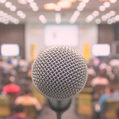 Se necesita equilibrio en el tono: no hablar demasiado alto ni entre dientes; en las palabras que se dicen: no hablar con cultismos ni en forma chabacana; tratar de que el mensaje sea accesible a todos los presentes