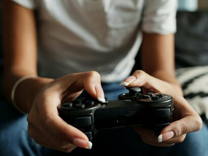 O começo dos anos 2000 trouxe a sexta geração de games e também marcou o momento em que o mercado começou a assumir sua conformação atual. Além das veteranas Sega, Nintendo e Sony, uma novata da Microsoft decidiu entrar no mercado com seu novo console, o Xbox. A Nintendo lançou seu novo Game Cube e a Sega lançou o Dreamcast apesar do trabalho duro da empresa do "Sonic", ela não conseguiu se manter relevante no mercado, quando o dinheiro da Sega acabou após muitas derrotas ela se retirou dos consoles decidindo lançar seus jogos para aparelhos dos outros, permitindo encontros entre "Mario" e "Sonic" nos jogos, o que 10 anos antes parecia impossível