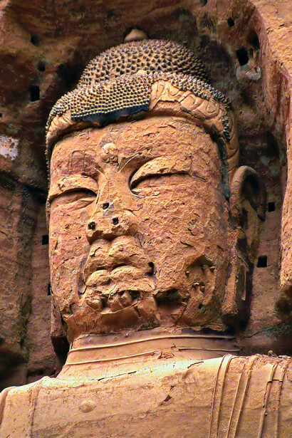 Lanzhou, Contea di Yongjing, Cina – Grotte di Bingling: particolare di un’enorme statua del Buddha scavato nella roccia delle Collina Jishi