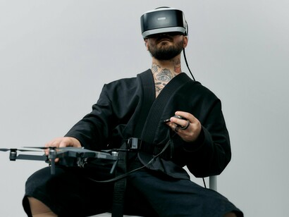 Uma das tendências mais marcantes para o futuro dos computadores é a miniaturização e a integração da computação em todos os aspectos da vida cotidiana. Os dispositivos estão se tornando cada vez menores, mais leves, mais potentes e mais eficientes em termos energéticos. Isso permite que a computação deixe de estar restrita a desktops e notebooks e passe a ser incorporada em objetos do dia a dia, como roupas, acessórios, eletrodomésticos e até mesmo no corpo humano, por meio de dispositivos vestíveis e implantes biomédicos



