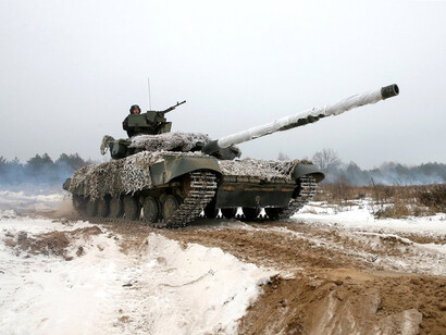 Tanques ucranianos en el frente contra la invasión rusa