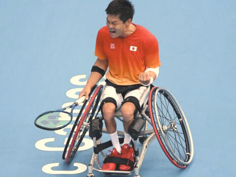 Shingo Kunieda celebra un punto durante un encuentro de las Olimpiadas Paralímpicas de Tokio 2020