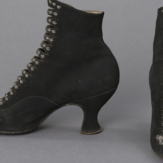 Bibis, cloches et escarpins. Courtesy of Musée de la civilisation