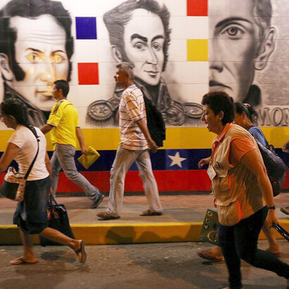 Venezolanos saliendo de su país. La distancia física no borra el vínculo con el pasado, pero obliga a aprender a convivir con nuevas realidades y desafíos que redefinen lo que significa “hogar”
