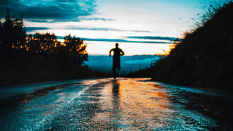 Hombre corriendo al amanecer